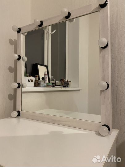 Туалетный столик с зеркалом и подсветкой