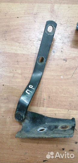 Петля капота Volkswagen Golf III