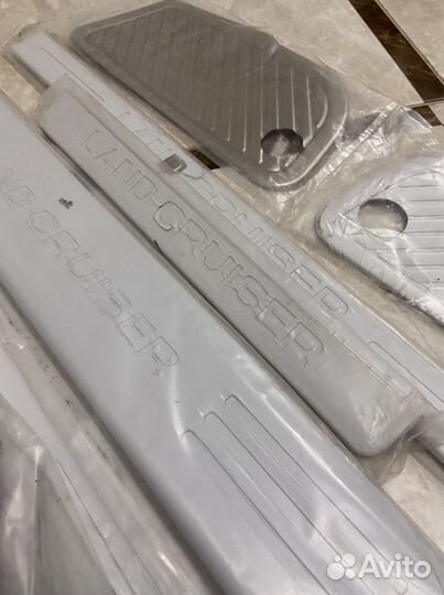 Накладки на пороги toyota 200