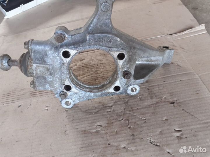 Кулак поворотный передний правый Вольво S80 98-06г