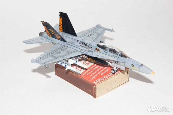 Собранная модель F/A-18D Hornet 1/144 Revell