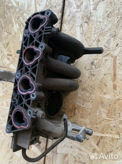 Рено Логан коллектор впускной 1,4