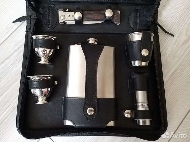 Набор дорожный в кожаном чемодане