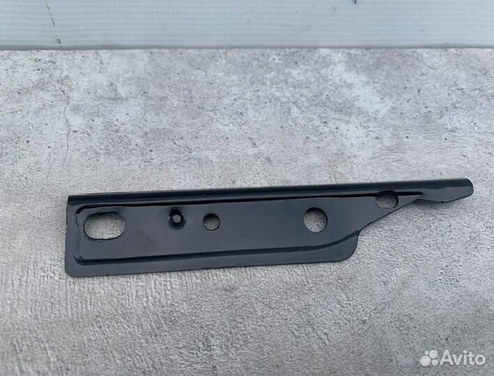 Кронштейн бампера Mercedes W212 A2128810106