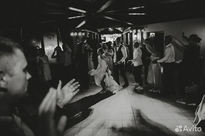 Ведущий с программой в стиле тв-шоу. Экономично