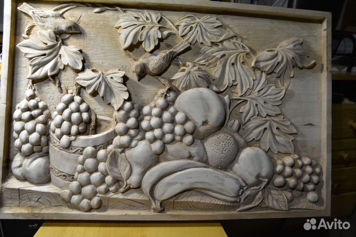 Резное панно из дерева