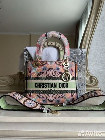 Сумка Lady Dior с вышивкой