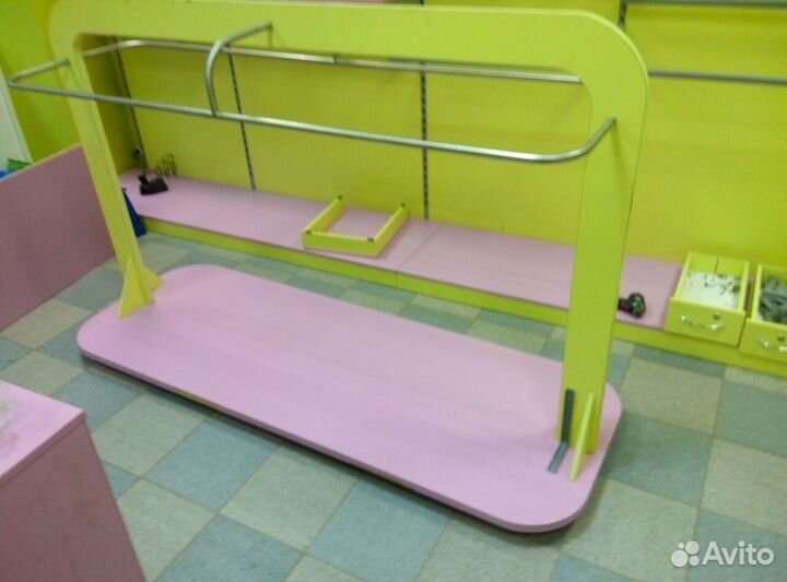 Торговое оборудование для магазина одежды