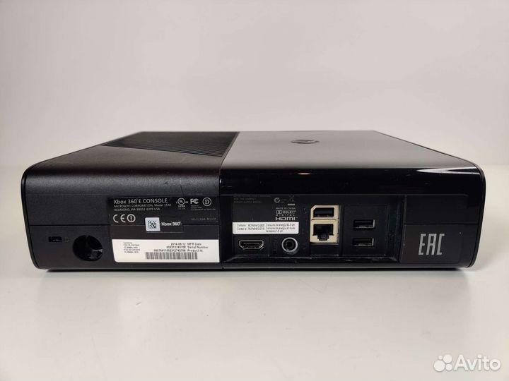 Xbox 360 e + два геймпада + игры