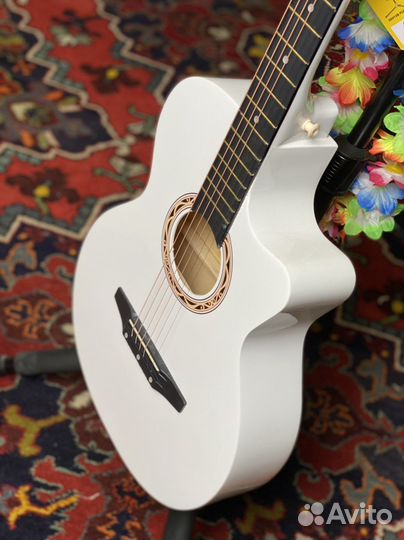Акустическая гитара белая
