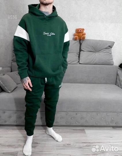 Мужской спортивный костюм