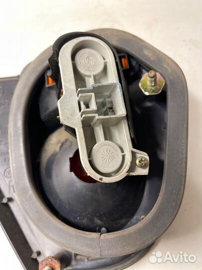 Фонарь задний левый Mitsubishi Carisma седан 4G92