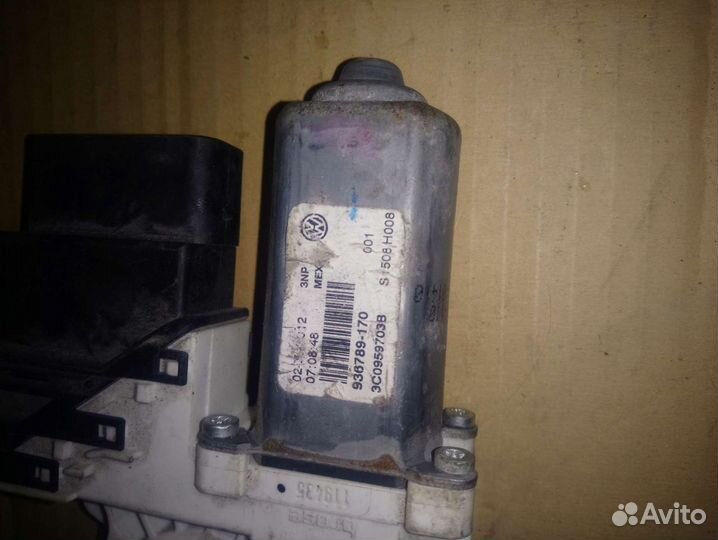 Моторчик стеклоподъемника левый volkswagen jetta 6