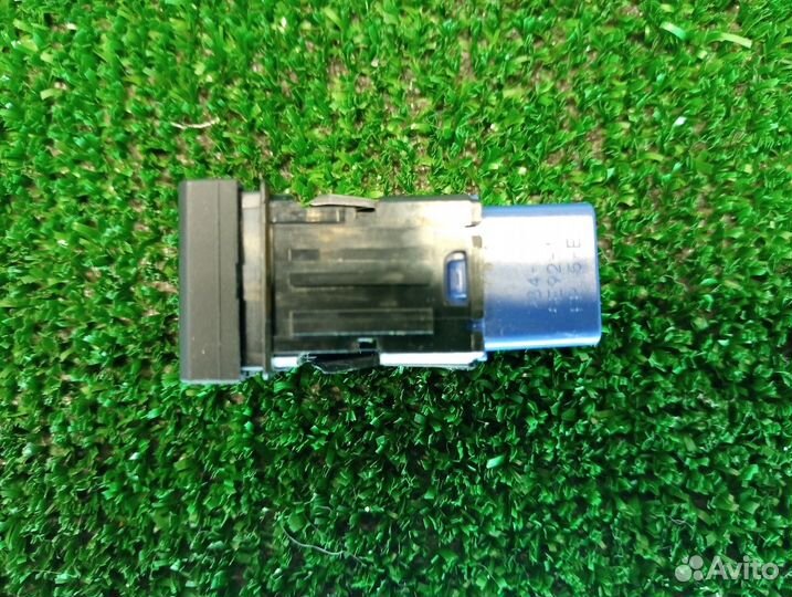 Кнопка открывания лючка бензобака