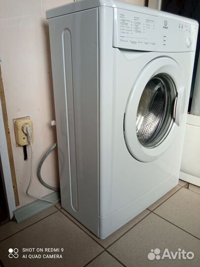Стиральная машина узкая в рабочем состоянии