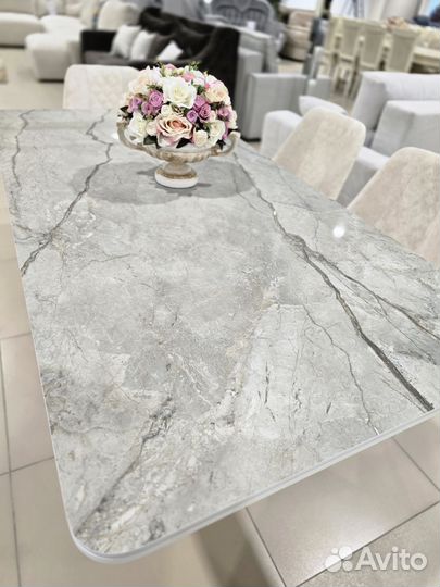 Кухонный стол обеденный