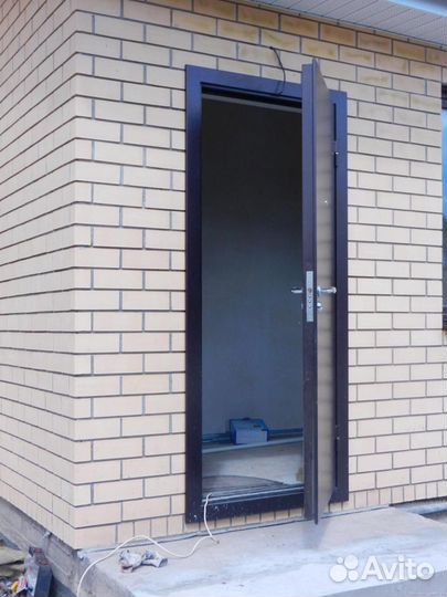 Дверь металлическая.В кладовку