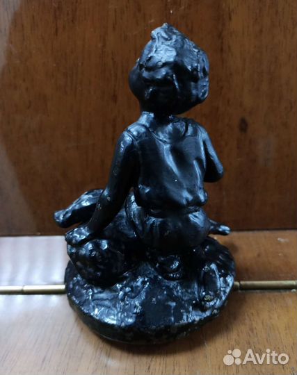 Мальчик с голубями. Чугунная статуэтка