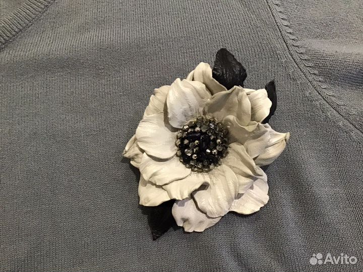 Броши - заколки из кожи