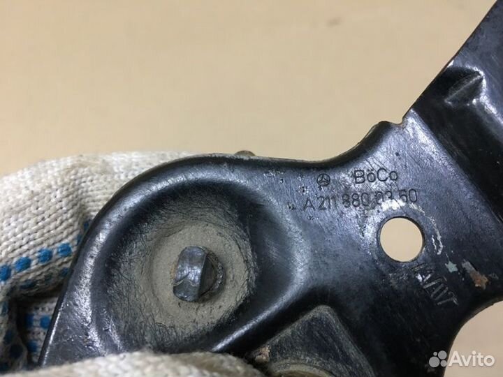 Петля замка капота Mercedes Benz W211 M271