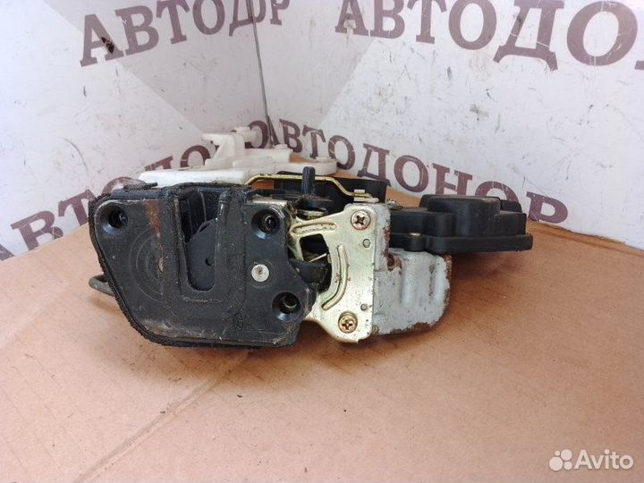 Замок двери задний левый Hyundai Santa Fe 2002