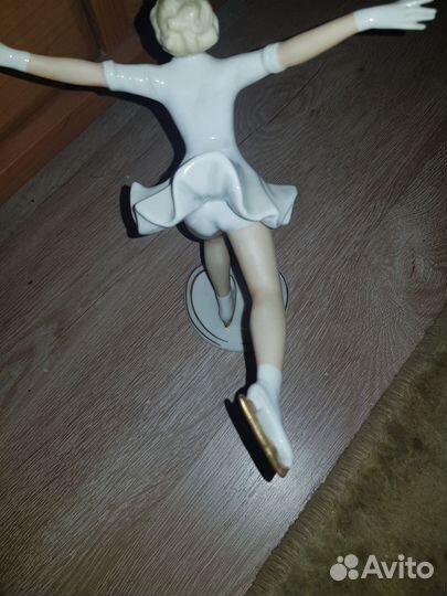 Фигуристка В белых перчатках