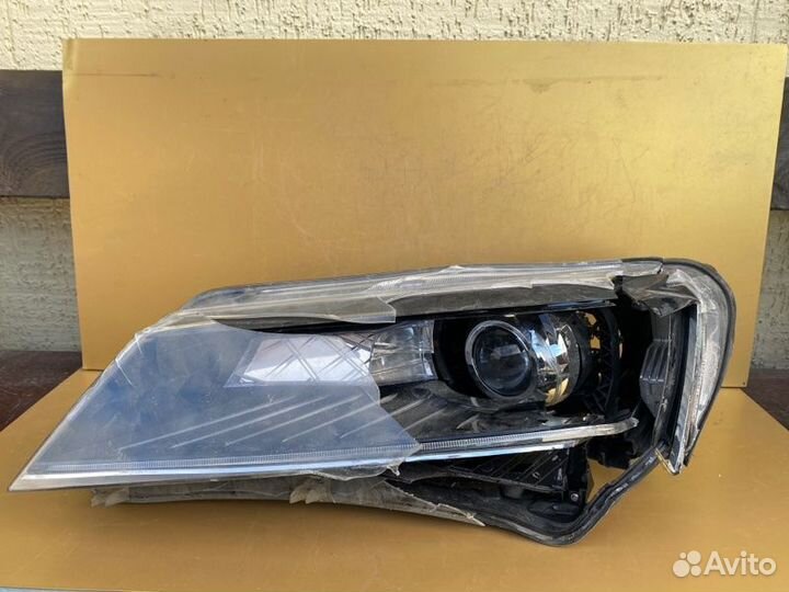 Фара ксеноновая левая Skoda Superb 3 2015