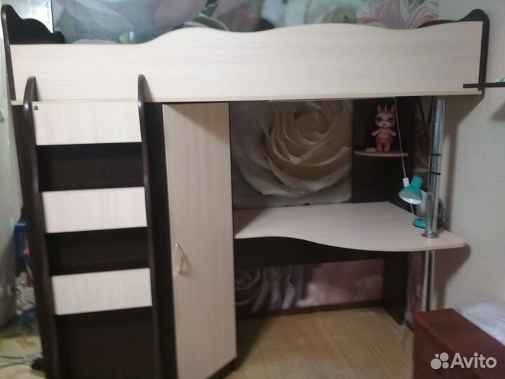 Детская кровать чердак со столом и шкафом бу