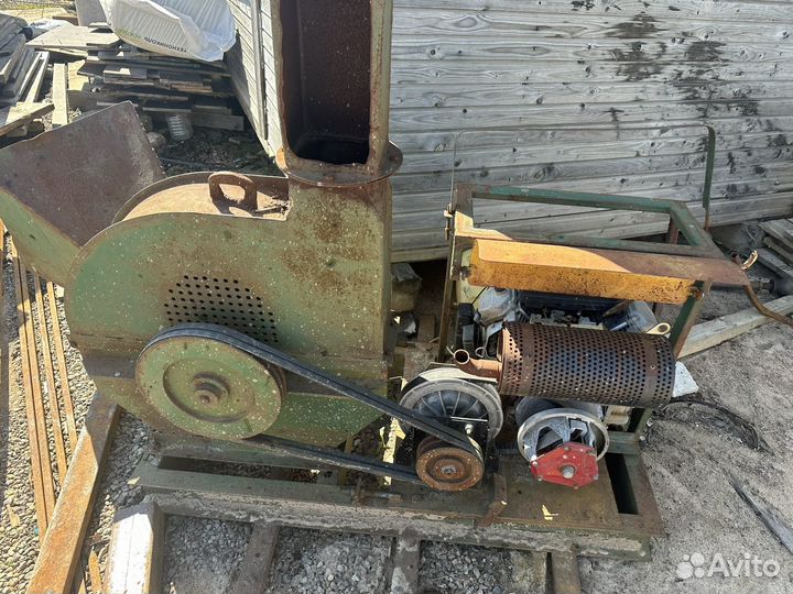 Измельчитель веток бензиновый профессиональный