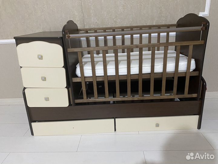 Детская кроватка с маятником