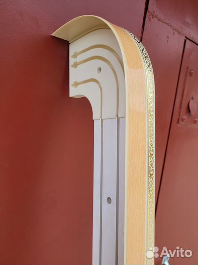 Карниз потолочный закруглённый 3-х рядный новый