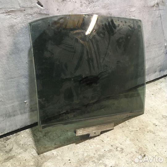 Стекло задней правой двери Mercedes W210