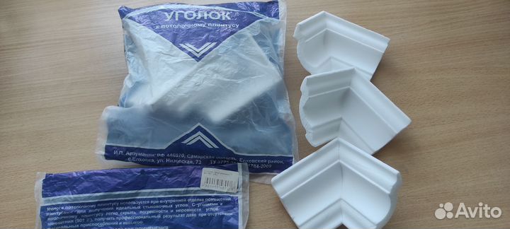 Уголок к потолочному плинтусу 60/60 новый