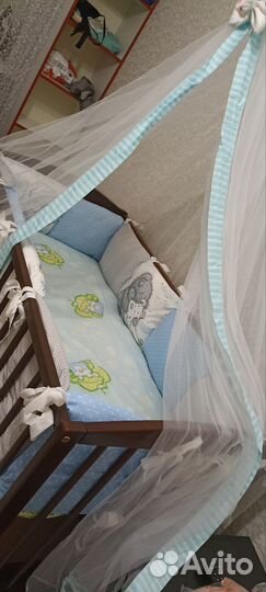 Кроватка детская с маятником