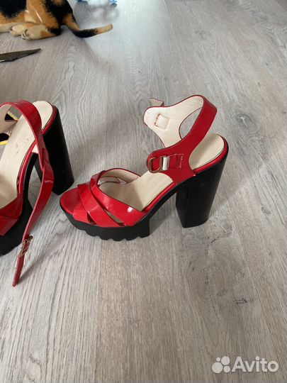 Босоножки красные