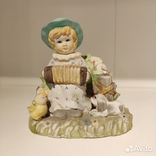 Фарфоровая статуэтка «Маленький гармонист», Европа