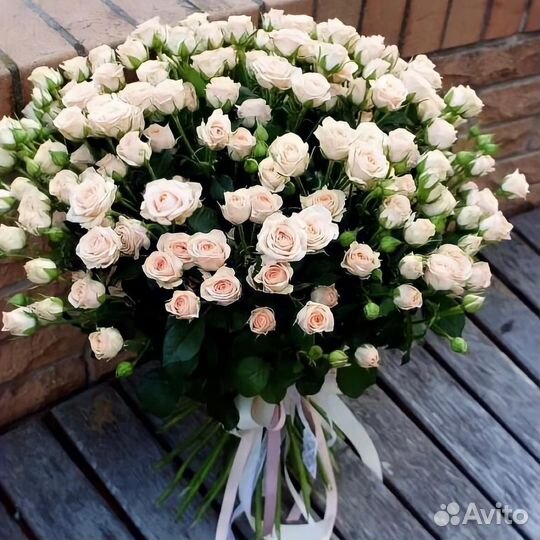 Кустовые розы букет