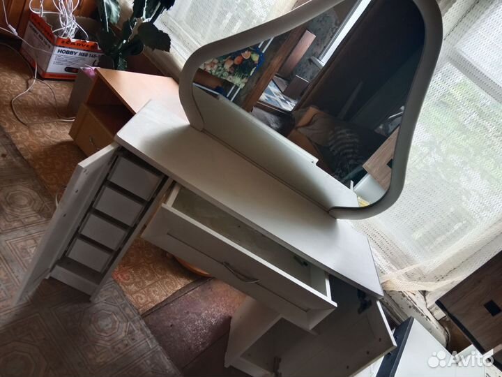 Продам туалетный столик