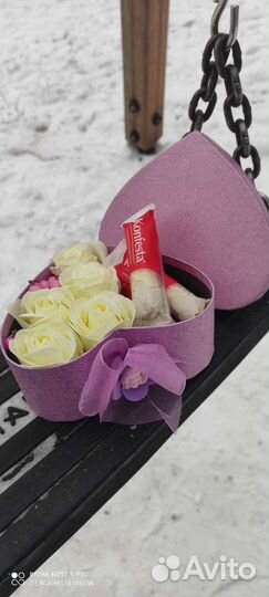 Подарок в сердце конфеты и цветы