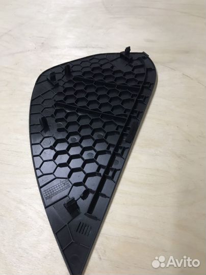 Накладка с торца торпедо Passat B8