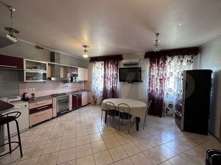 Коттедж 365 м² на участке 18 сот.