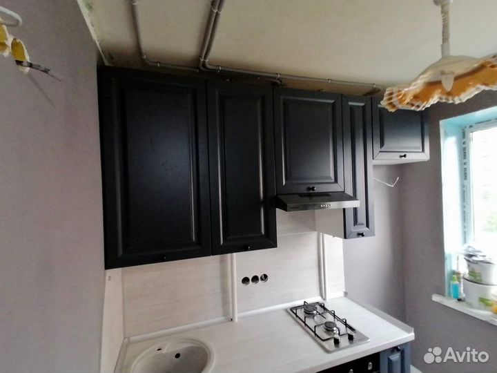 Прямая кухня под ключ с отдельно стоящей витриной