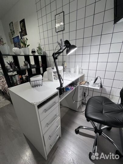 Маникюрный стол со встроенной вытяжкой