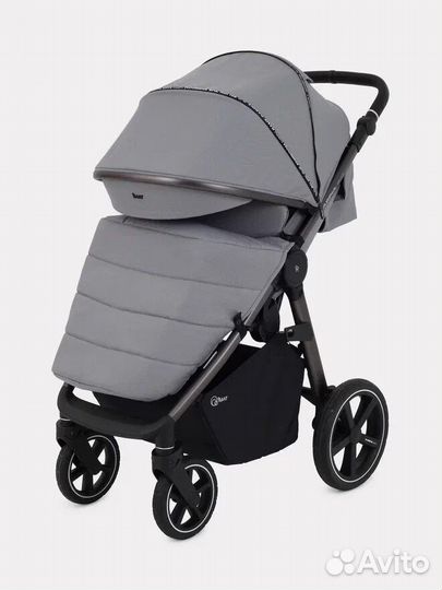 Коляска прогулочная с накидкой на ножки