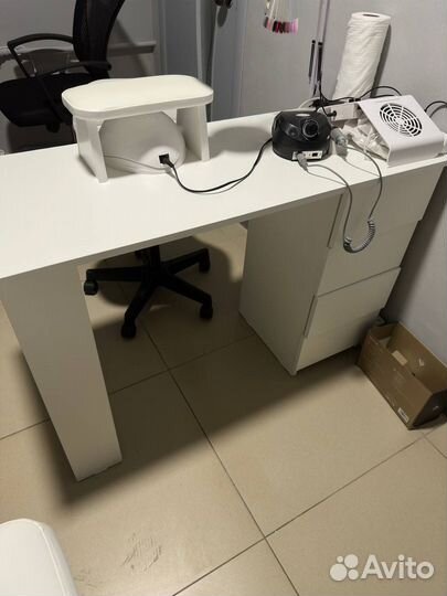 Маникюрный стол