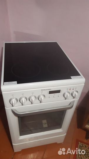 Продам электрическую плиту Electrolux ekc513503