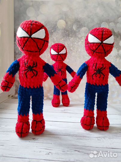 Вязаная игрушка Человек паук