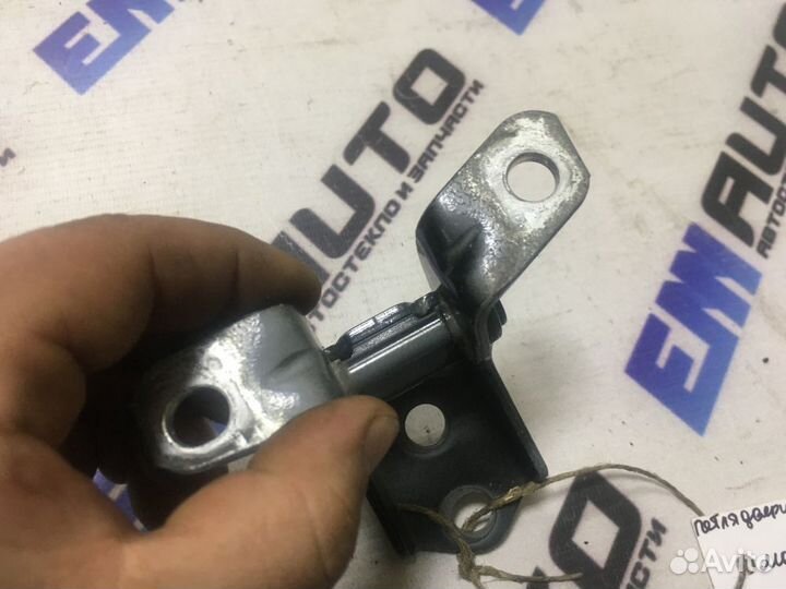 Петля двери передняя левая нижняя Мазда сх-7