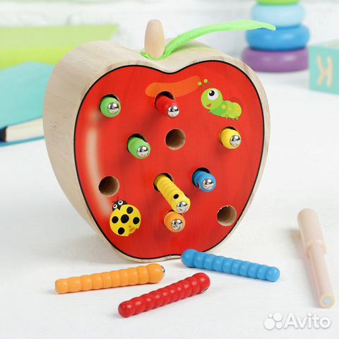 Деревянное яблоко с червячками на магнитах