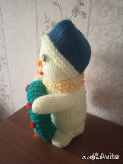 Новогодний вязаный снеговик